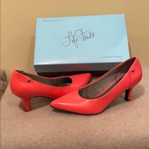 Ladies size 9M coral pump. Brand new.